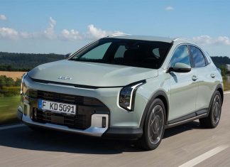 Kia XCeed muda por dentro e por fora sem abandonar a fórmula crossover Kia XCeed em andamento numa estrada, com o novo desenho dianteiro do crossover em destaque