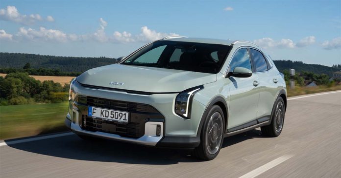Kia XCeed em andamento numa estrada, com o novo desenho dianteiro do crossover em destaque