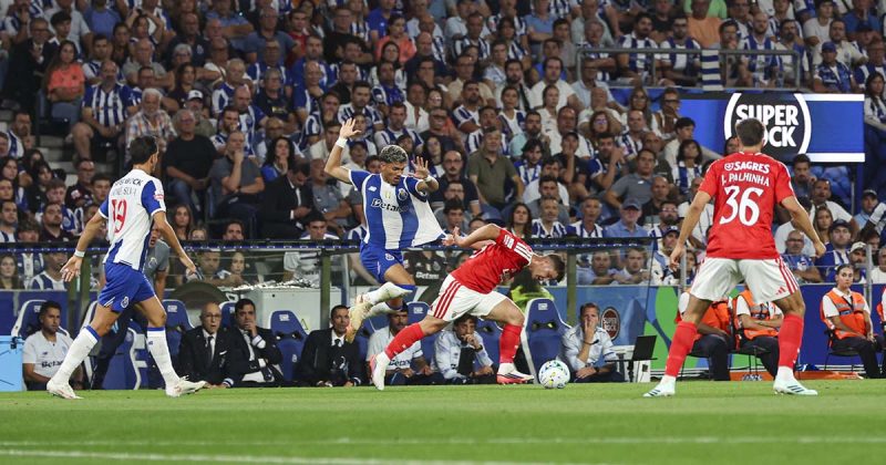 Disputa em velocidade entre jogadores de FC Porto e Benfica junto &agrave; linha lateral no cl&aacute;ssico no Drag&atilde;o