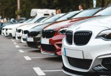 Legalização de veículos importados pode deixar carros meses presos entre IMT e registos Viaturas automóveis estacionadas, imagem ilustrativa da legalização de veículos importados
