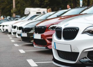 Legalização de veículos importados pode deixar carros meses presos entre IMT e registos Viaturas automóveis estacionadas, imagem ilustrativa da legalização de veículos importados