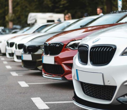 Legalização de veículos importados pode deixar carros meses presos entre IMT e registos Viaturas automóveis estacionadas, imagem ilustrativa da legalização de veículos importados