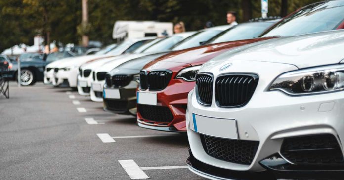 Viaturas automóveis estacionadas, imagem ilustrativa da legalização de veículos importados