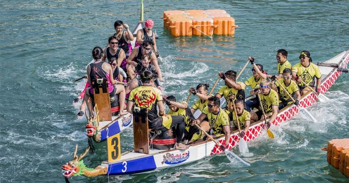 Lisboa Dragon Boat Festival e a prática de Dragon Boat Lisboa Dragon Boat Festival com dois barcos e respetivas tripulações em atividade