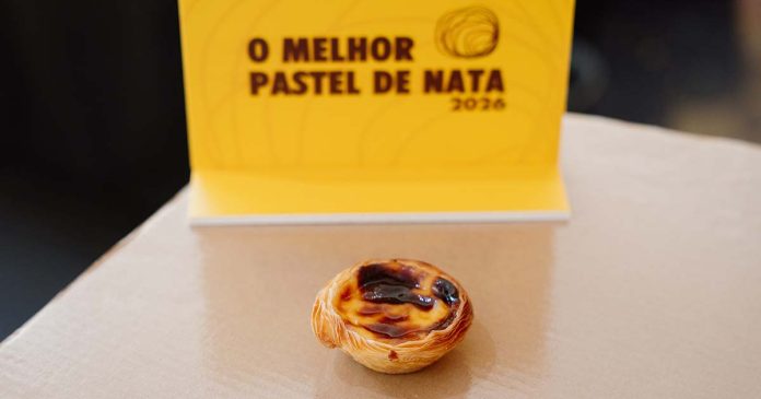 Pastel distinguido no concurso Melhor Pastel de Nata 2026, com identificação do evento em segundo plano