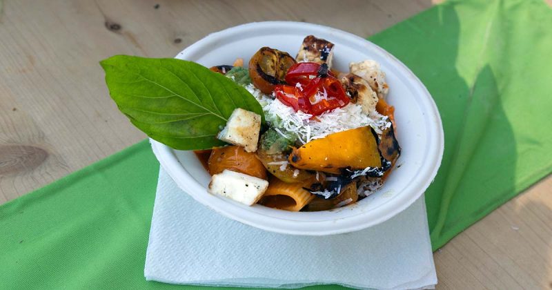 Mezze Maniche com tomate e queijo halloumi apresentadas no Chefs on Fire