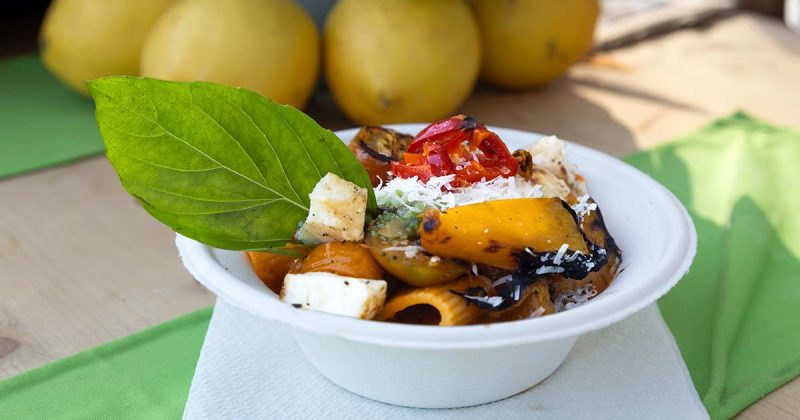 Pormenor das Mezze Maniche com tomate e halloumi preparadas no Chefs on Fire