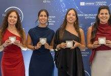 Mulheres na ciência distinguidas pela L’Oréal e FCT por projetos de saúde e sustentabilidade Quatro mulheres na ciência exibem as medalhas atribuídas pela L’Oréal Portugal e pela FCT