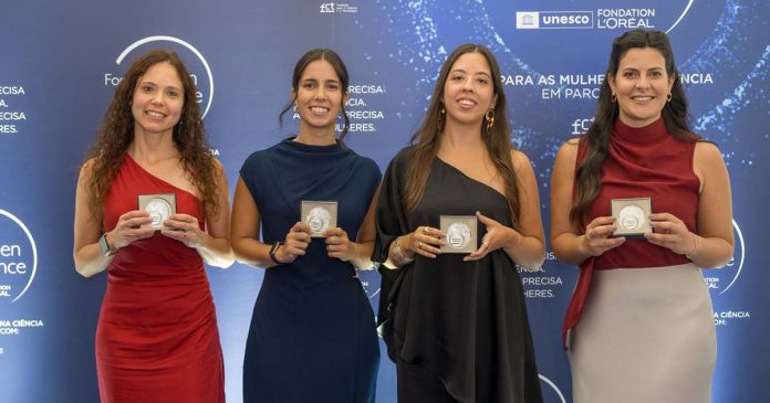 Quatro mulheres na ciência exibem as medalhas atribuídas pela L’Oréal Portugal e pela FCT