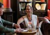 MYTHIC SANA, o hotel de Lisboa que revela ‘The privilege of stillness num novo filme promocional Joaquim de Almeida e uma mulher sentados à mesa numa cena do filme promocional do MYTHIC SANA