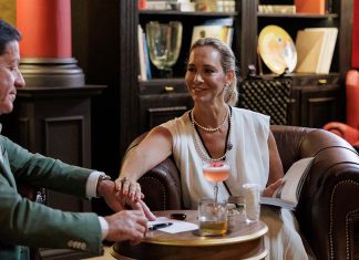 MYTHIC SANA, o hotel de Lisboa que revela ‘The privilege of stillness num novo filme promocional Joaquim de Almeida e uma mulher sentados à mesa numa cena do filme promocional do MYTHIC SANA