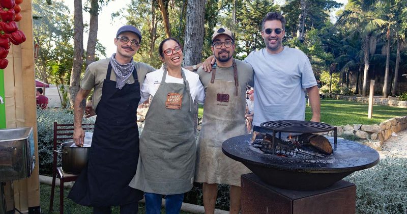 No&eacute;lia Jer&oacute;nimo com elementos da equipa durante o Chefs on Fire
