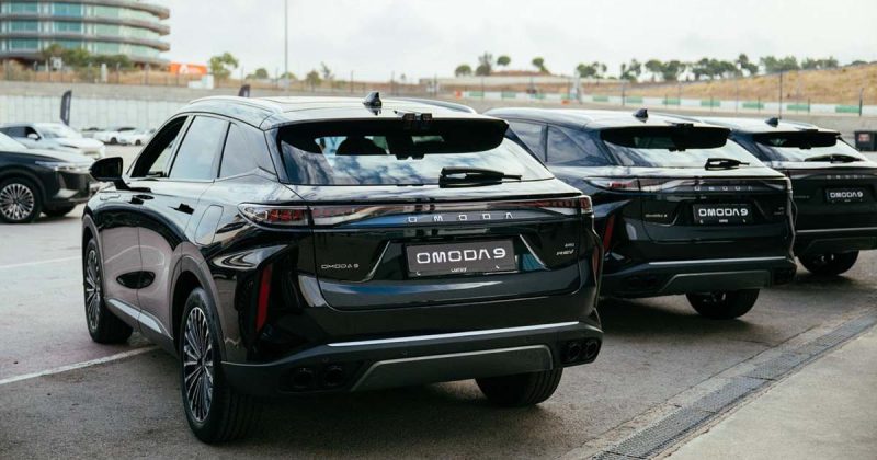 V&aacute;rios OMODA 9 estacionados no Aut&oacute;dromo Internacional do Algarve, vistos pela traseira.