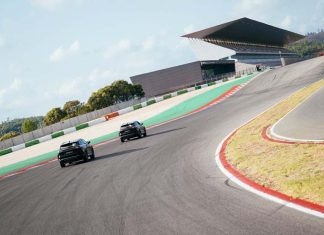 OMODA 9 põe 535 cv à prova no Autódromo do Algarve Dois OMODA 9 em pista no Autódromo Internacional do Algarve, junto às bancadas do circuito.
