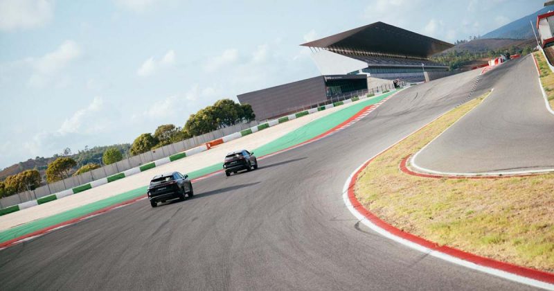 Dois OMODA 9 em pista no Aut&oacute;dromo Internacional do Algarve, junto &agrave;s bancadas do circuito.