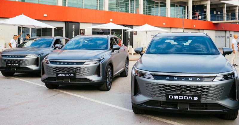 Tr&ecirc;s unidades do OMODA 9 estacionadas no Aut&oacute;dromo Internacional do Algarve, vistas de frente.