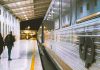 Passe Ferroviário Verde chega aos Urbanos e cobre a rede da CP, à exceção do Alfa Pendular Comboio parado numa estação com passageiros na plataforma, numa imagem associada ao Passe Ferroviário Verde