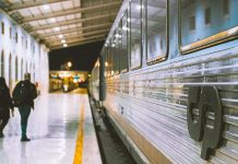 Passe Ferroviário Verde chega aos Urbanos e cobre a rede da CP, à exceção do Alfa Pendular Comboio parado numa estação com passageiros na plataforma, numa imagem associada ao Passe Ferroviário Verde