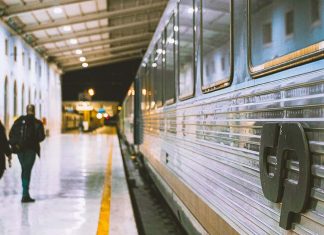 Passe Ferroviário Verde chega aos Urbanos e cobre a rede da CP, à exceção do Alfa Pendular Comboio parado numa estação com passageiros na plataforma, numa imagem associada ao Passe Ferroviário Verde