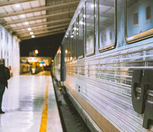 Passe Ferroviário Verde chega aos Urbanos e cobre a rede da CP, à exceção do Alfa Pendular Comboio parado numa estação com passageiros na plataforma, numa imagem associada ao Passe Ferroviário Verde
