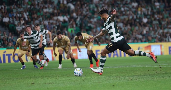 Luis Suárez converte com sucesso uma grande penalidade que inaugura o marcador no jogo do Sporting e do Nacional.