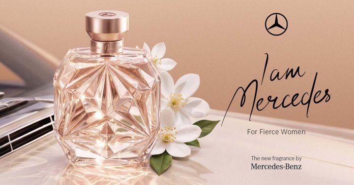 Frasco do perfume feminino da Mercedes I Am Mercedes junto a flores brancas