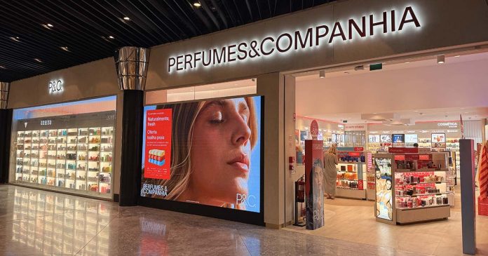 Fachada da Perfumes & Companhia Amoreiras Fachada da nova loja Perfumes & Companhia Amoreiras no Amoreiras Shopping Center