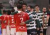Sporting-Benfica em futsal termina com um empate a três golos num dérbi emocionante até ao final Sporting-Benfica em futsal: jogador do Sporting abraça Lúcio Jr., do Benfica, no Pavilhão João Rocha