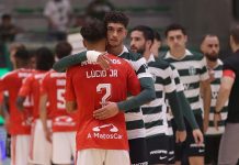 Sporting-Benfica em futsal termina com um empate a três golos num dérbi emocionante até ao final Sporting-Benfica em futsal: jogador do Sporting abraça Lúcio Jr., do Benfica, no Pavilhão João Rocha