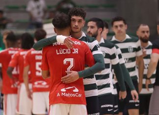Sporting-Benfica em futsal termina com um empate a três golos num dérbi emocionante até ao final Sporting-Benfica em futsal: jogador do Sporting abraça Lúcio Jr., do Benfica, no Pavilhão João Rocha