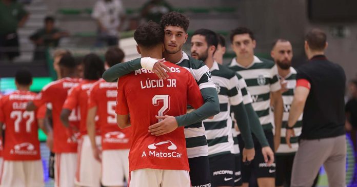 Sporting-Benfica em futsal no João Rocha Sporting-Benfica em futsal: jogador do Sporting abraça Lúcio Jr., do Benfica, no Pavilhão João Rocha