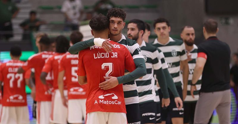 Sporting-Benfica em futsal: jogador do Sporting abra&ccedil;a L&uacute;cio Jr., do Benfica, no Pavilh&atilde;o Jo&atilde;o Rocha