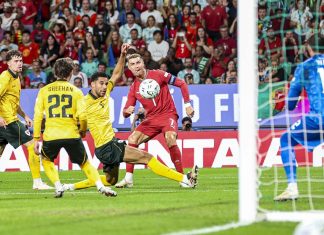Portugal – Gales termina com vitória portuguesa no arranque da Liga das Nações Portugal - Gales: Cristiano Ronaldo disputa a bola na área, diante dos defesas galeses e do guarda-redes Danny Ward