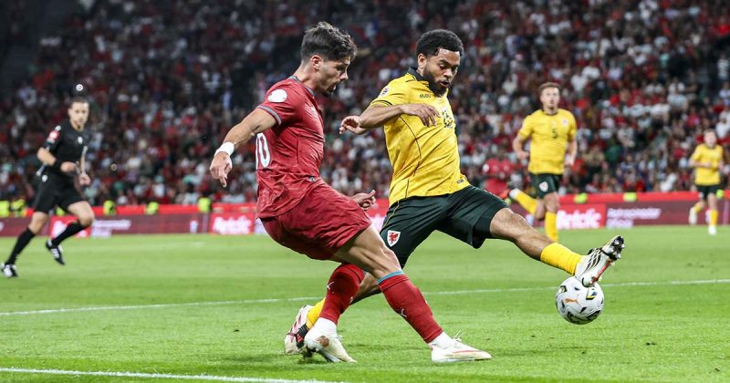 Portugal - Gales: jogador da sele&ccedil;&atilde;o portuguesa disputa a bola com um advers&aacute;rio gal&ecirc;s no Est&aacute;dio Jos&eacute; Alvalade