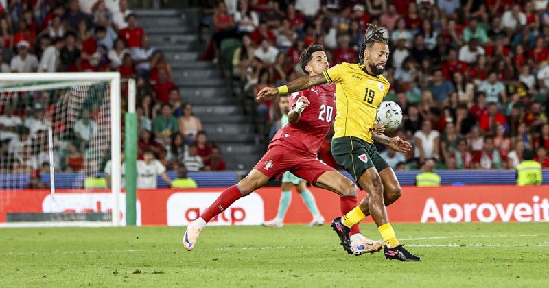 Portugal - Gales: Jo&atilde;o Cancelo disputa a bola com um jogador gal&ecirc;s no Est&aacute;dio Jos&eacute; Alvalade