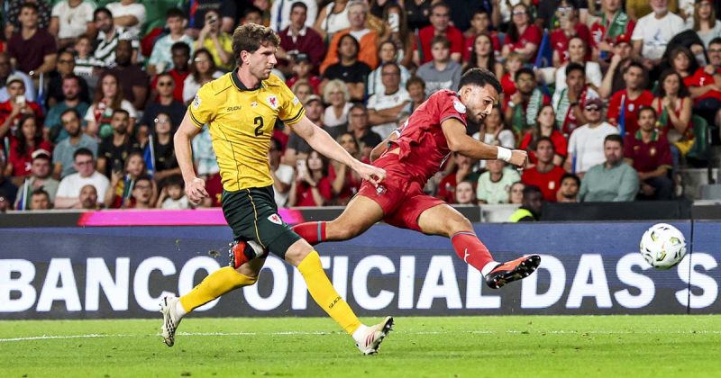 Portugal - Gales: jogador portugu&ecirc;s remata sob press&atilde;o de um defesa gal&ecirc;s no Est&aacute;dio Jos&eacute; Alvalade