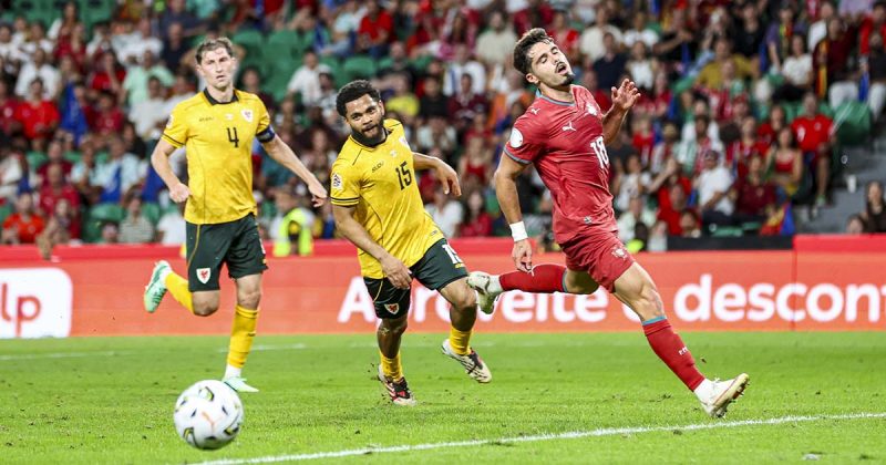 Portugal - Gales: Vitinha disputa a bola com um advers&aacute;rio gal&ecirc;s durante o jogo em Alvalade