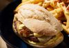 Prego de Hambúrguer põe um Parafuso no clássico da Portugália Prego de Hambúrguer da Portugália servido em pão com queijo, cebolada e molho, acompanhado por batatas fritas