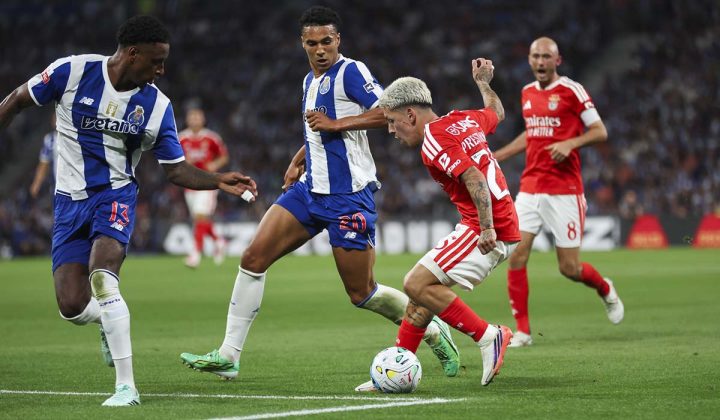 Prestianni finta com a bola perante a oposi&ccedil;&atilde;o de dois defesas do FC Porto no cl&aacute;ssico no Drag&atilde;o
