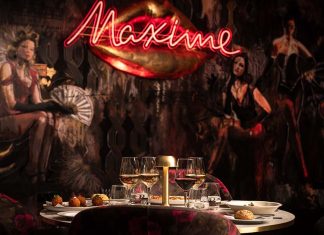 Programação do Maxime reúne cabaret, humor e noites imersivas até ao Réveillon Programação do Maxime numa sala com decoração de cabaret e mesa preparada no espaço lisboeta