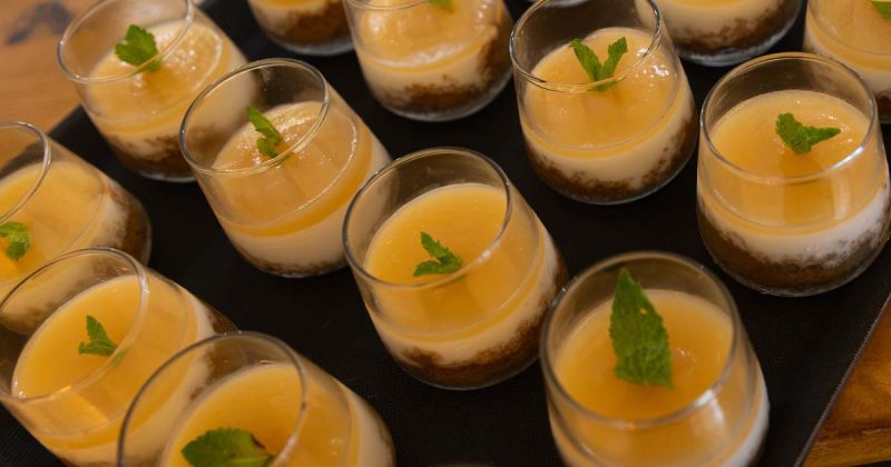 V&aacute;rios copos individuais com cheesecake de Marmelada Branca de Odivelas decorados com folhas de hortel&atilde; no restaurante Vizinhos do Rei