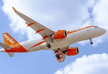 Saldos easyJet regressam com descontos até 20% para viajar pela Europa e África Saldos easyJet com avião da companhia em voo