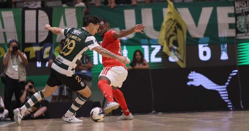 Sporting-Benfica em futsal: Alex Merlim disputa a bola com um jogador do Benfica junto &agrave; linha lateral