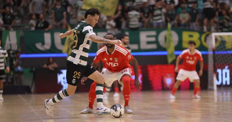 Sporting-Benfica em futsal: Alex Merlim conduz a bola diante de um advers&aacute;rio do Benfica no Pavilh&atilde;o Jo&atilde;o Rocha