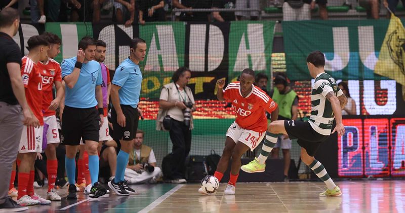 porting-Benfica em futsal: jogador do Benfica controla a bola perante um advers&aacute;rio do Sporting no Jo&atilde;o Rocha