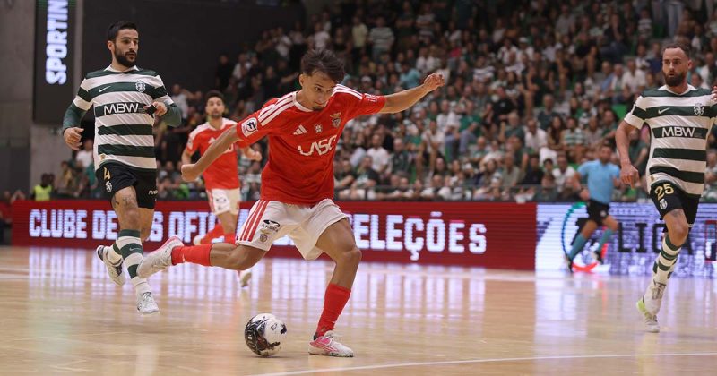 Sporting-Benfica em futsal: jogador do Benfica conduz a bola com dois advers&aacute;rios do Sporting nas proximidades