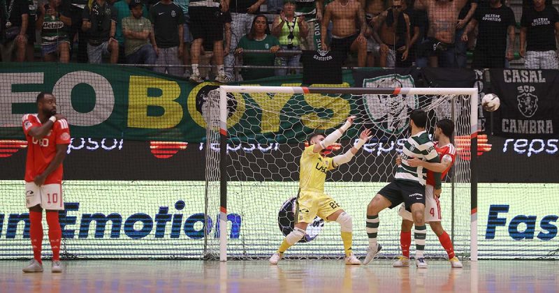 Sporting-Benfica em futsal: guarda-redes e jogadores disputam uma bola junto &agrave; baliza no Pavilh&atilde;o Jo&atilde;o Rocha