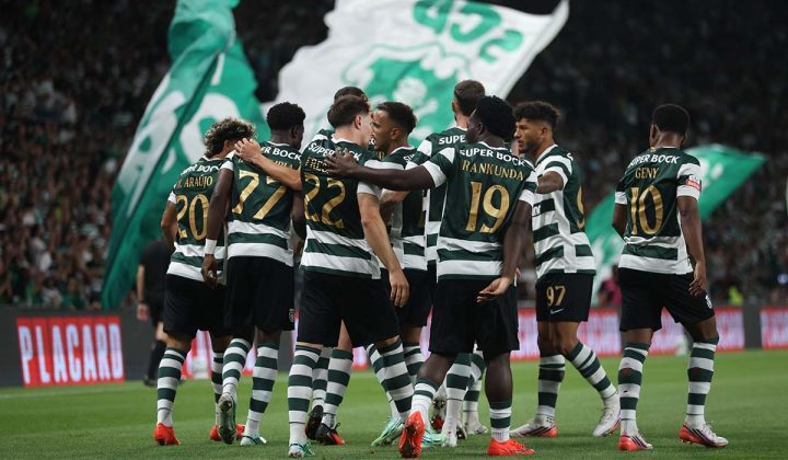 Sporting empatou em Alvalade com os jogadores leoninos a celebrarem um dos golos frente ao Arouca