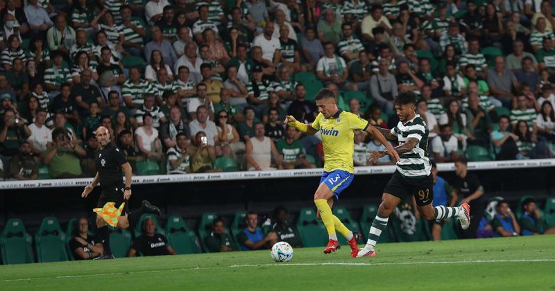 Sporting empatou em Alvalade com Luis Su&aacute;rez a disputar a bola com um advers&aacute;rio do Arouca