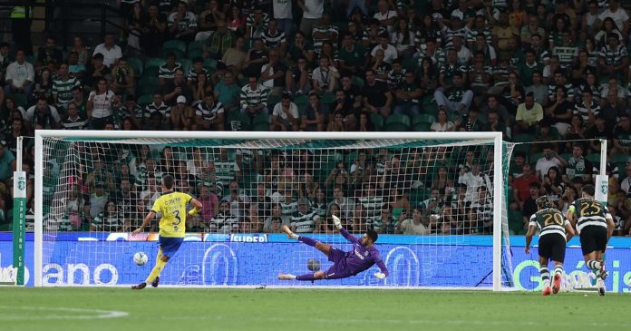 Sporting empatou em Alvalade com José Fontán a marcar de penálti para o Arouca